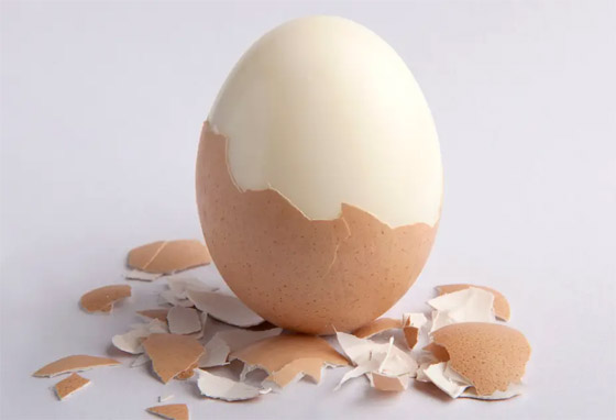 صورة رقم 1 - لتقشير البيض المسلوق بسهولة.. إليكم 12 حيلة ذكية صورة رقم 1 - لتقشير البيض المسلوق بسهولة.. إليكم 12 حيلة ذكية