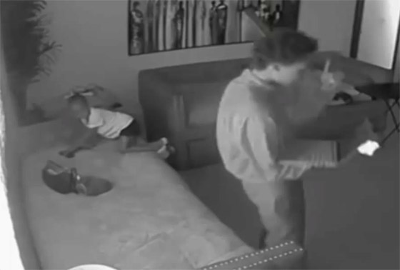 صورة رقم 1 - فيديو صادم للحظات رعب قاتلة.. طفلة (3 سنوات) تطلق النار على نفسها! صورة رقم 1 - فيديو صادم للحظات رعب قاتلة.. طفلة (3 سنوات) تطلق النار على نفسها!
