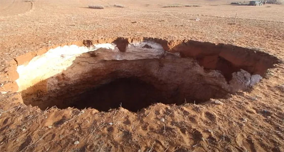 صورة رقم 2 - حفرة ضخمة غامضة بعمق 60 مترا تظهر فجأة في المغرب وتثير الرعب صورة رقم 2 - حفرة ضخمة غامضة بعمق 60 مترا تظهر فجأة في المغرب وتثير الرعب