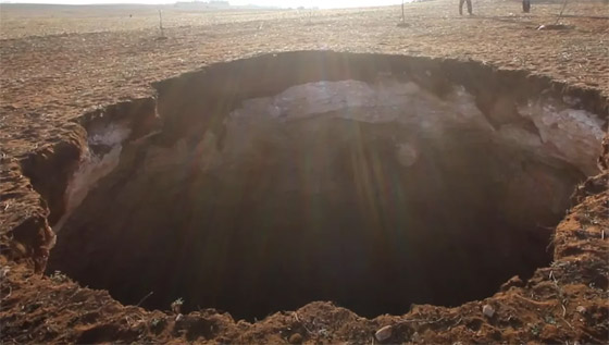 صورة رقم 3 - حفرة ضخمة غامضة بعمق 60 مترا تظهر فجأة في المغرب وتثير الرعب صورة رقم 3 - حفرة ضخمة غامضة بعمق 60 مترا تظهر فجأة في المغرب وتثير الرعب