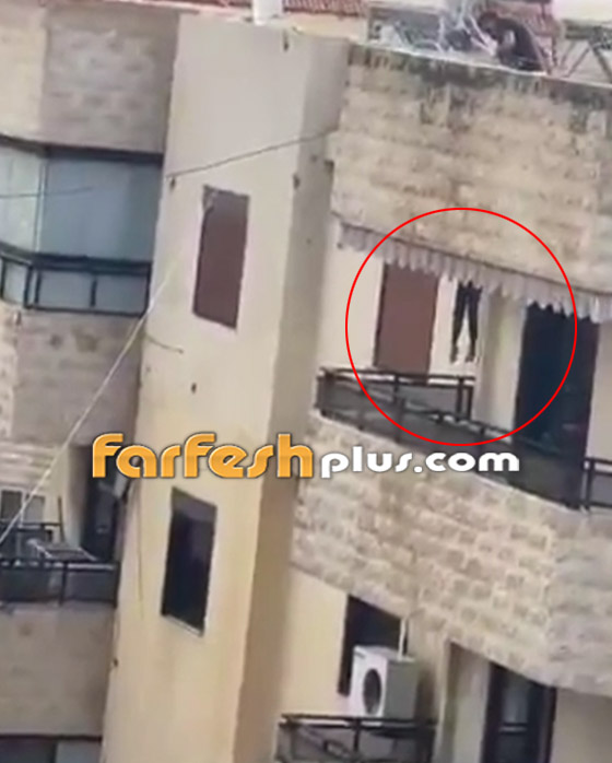 صورة رقم 1 - فيديو يقطع الأنفاس.. طفل يسقط من الطابق الثالث وينجو! صورة رقم 1 - فيديو يقطع الأنفاس.. طفل يسقط من الطابق الثالث وينجو!
