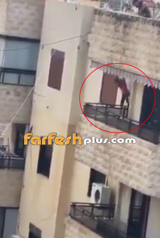 صورة رقم 2 - فيديو يقطع الأنفاس.. طفل يسقط من الطابق الثالث وينجو! صورة رقم 2 - فيديو يقطع الأنفاس.. طفل يسقط من الطابق الثالث وينجو!