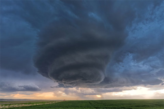 صورة رقم 2 - شابة كويتية تطارد العواصف وترصد صورا مذهلة للأحداث المناخية القاسية صورة رقم 2 - شابة كويتية تطارد العواصف وترصد صورا مذهلة للأحداث المناخية القاسية