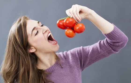10 أغذية مدهشة ستجعلك أكثر شبابا وتكسب البشرة نضارة.. بينها الجوز والرمان.. صورة رقم 3 10 أغذية مدهشة ستجعلك أكثر شبابا وتكسب البشرة نضارة.. بينها الجوز والرمان.. صورة رقم 3