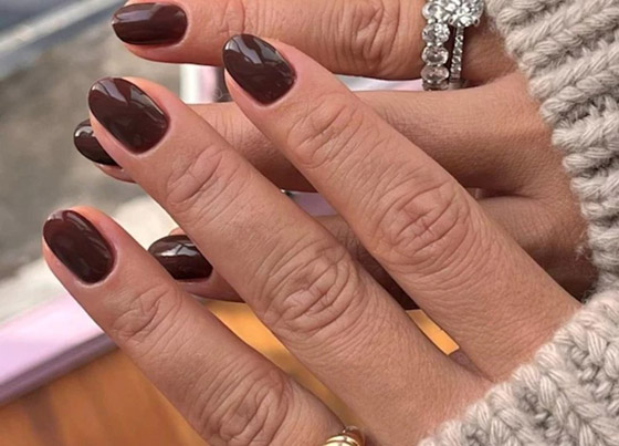 ألوان شتوية.. تضفي أناقة مريحة على أظافرك صورة رقم 1
