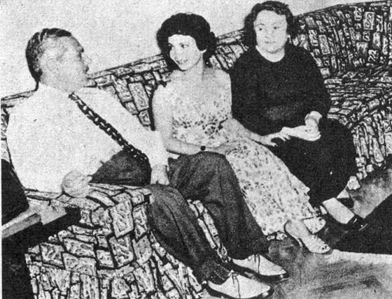 صورة رقم 4 - في ذكرى رحيلها: صور نادرة لشادية مع والدها الوسيم.. هل تشبهه؟ فيديو صورة رقم 4 - في ذكرى رحيلها: صور نادرة لشادية مع والدها الوسيم.. هل تشبهه؟ فيديو