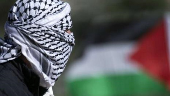 صورة رقم 13 - الكوفية الفلسطينية.. من رمز للقضية إلى عالم الموضة.. صور صورة رقم 13 - الكوفية الفلسطينية.. من رمز للقضية إلى عالم الموضة.. صور