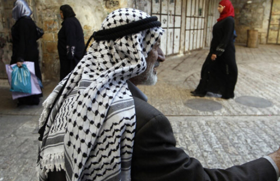 صورة رقم 14 - الكوفية الفلسطينية.. من رمز للقضية إلى عالم الموضة.. صور صورة رقم 14 - الكوفية الفلسطينية.. من رمز للقضية إلى عالم الموضة.. صور