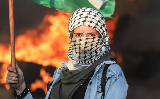 صورة رقم 12 - الكوفية الفلسطينية.. من رمز للقضية إلى عالم الموضة.. صور صورة رقم 12 - الكوفية الفلسطينية.. من رمز للقضية إلى عالم الموضة.. صور
