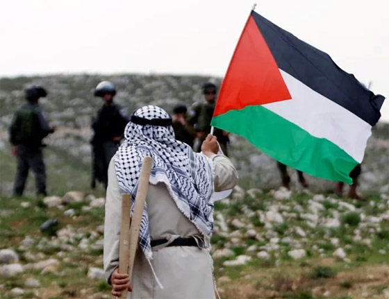 صورة رقم 17 - الكوفية الفلسطينية.. من رمز للقضية إلى عالم الموضة.. صور صورة رقم 17 - الكوفية الفلسطينية.. من رمز للقضية إلى عالم الموضة.. صور