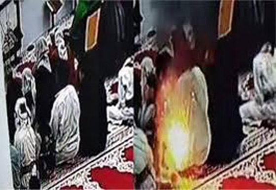 صورة رقم 1 - النار تشتعل بشكل مفاجئ وغامض في يمني يصلي في المسجد! ما الذي حدث؟ صورة رقم 1 - النار تشتعل بشكل مفاجئ وغامض في يمني يصلي في المسجد! ما الذي حدث؟