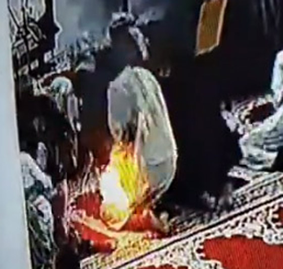 صورة رقم 2 - النار تشتعل بشكل مفاجئ وغامض في يمني يصلي في المسجد! ما الذي حدث؟ صورة رقم 2 - النار تشتعل بشكل مفاجئ وغامض في يمني يصلي في المسجد! ما الذي حدث؟
