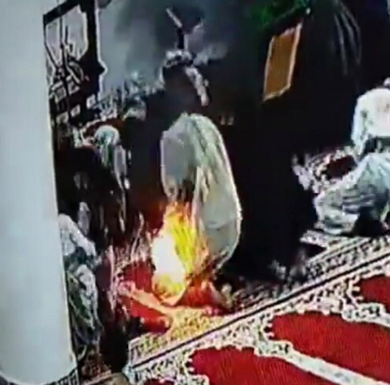 صورة رقم 4 - النار تشتعل بشكل مفاجئ وغامض في يمني يصلي في المسجد! ما الذي حدث؟ صورة رقم 4 - النار تشتعل بشكل مفاجئ وغامض في يمني يصلي في المسجد! ما الذي حدث؟