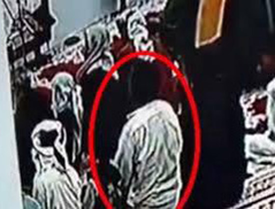 صورة رقم 5 - النار تشتعل بشكل مفاجئ وغامض في يمني يصلي في المسجد! ما الذي حدث؟ صورة رقم 5 - النار تشتعل بشكل مفاجئ وغامض في يمني يصلي في المسجد! ما الذي حدث؟