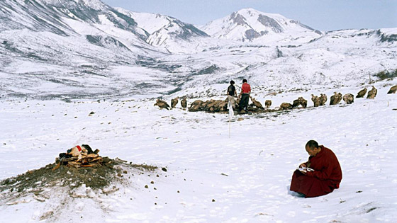 صورة رقم 1 - من اليابان إلى ألمانيا.. تقاليد جنائز مختلفة حول العالم (صور) صورة رقم 1 - من اليابان إلى ألمانيا.. تقاليد جنائز مختلفة حول العالم (صور)
