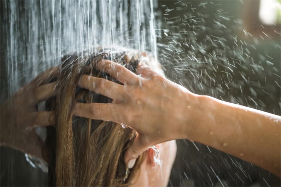 حقيقة أم وهم: هل يقوم الماء البارد بجعل الشعر أكثر لمعانا؟ صورة رقم 1