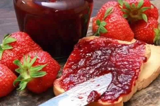 إليكم طريقة عمل صوص الفراولة بدون سكر لتزيين الحلويات صورة رقم 2