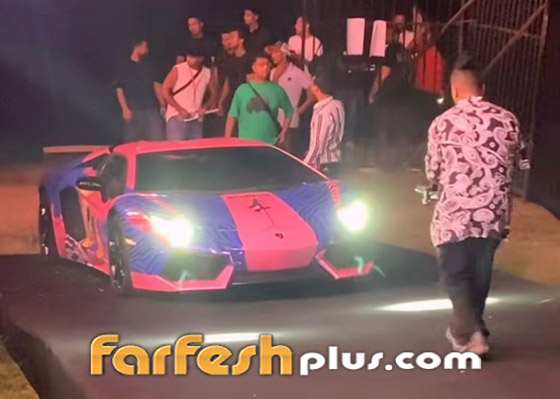 صورة رقم 7 - محمد رمضان: دخل المسرح بـ(لامبورجيني) وبملابس رائد فضاء.. فيديوهات وصور صورة رقم 7 - محمد رمضان: دخل المسرح بـ(لامبورجيني) وبملابس رائد فضاء.. فيديوهات وصور