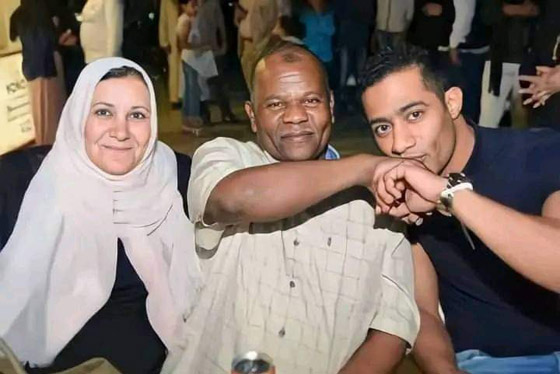 صورة رقم 2 - والد محمد رمضان في ظهور نادر مع ابنه النجم يلفت الأنظار صورة رقم 2 - والد محمد رمضان في ظهور نادر مع ابنه النجم يلفت الأنظار