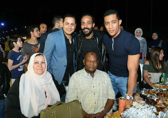 صورة رقم 3 - والد محمد رمضان في ظهور نادر مع ابنه النجم يلفت الأنظار صورة رقم 3 - والد محمد رمضان في ظهور نادر مع ابنه النجم يلفت الأنظار