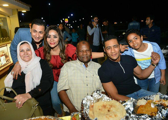صورة رقم 4 - والد محمد رمضان في ظهور نادر مع ابنه النجم يلفت الأنظار صورة رقم 4 - والد محمد رمضان في ظهور نادر مع ابنه النجم يلفت الأنظار