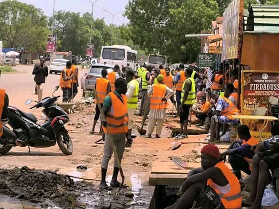 صورة رقم 4 - تنظيف الشوارع عقوبة مخالفي قانون السير في بوركينافاسو صورة رقم 4 - تنظيف الشوارع عقوبة مخالفي قانون السير في بوركينافاسو
