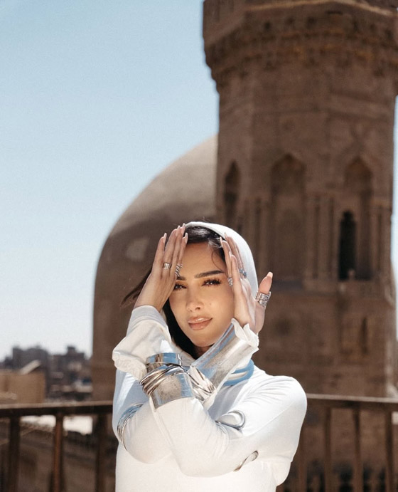 صورة رقم 3 - انتقادات واسعة لـ بسمة بوسيل بعد ان رقصت في أغنيتها الأخيرة أمام مسجد! صورة رقم 3 - انتقادات واسعة لـ بسمة بوسيل بعد ان رقصت في أغنيتها الأخيرة أمام مسجد!