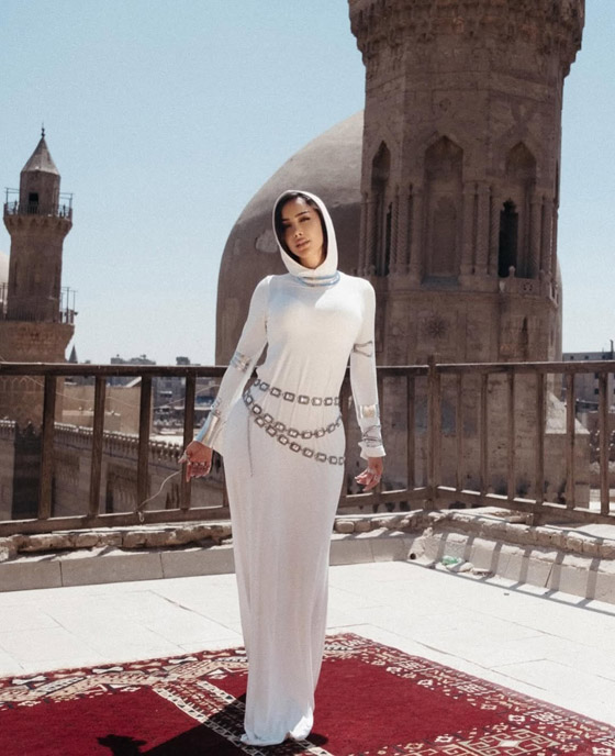 صورة رقم 4 - انتقادات واسعة لـ بسمة بوسيل بعد ان رقصت في أغنيتها الأخيرة أمام مسجد! صورة رقم 4 - انتقادات واسعة لـ بسمة بوسيل بعد ان رقصت في أغنيتها الأخيرة أمام مسجد!