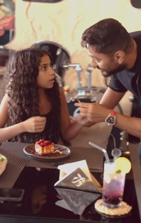 تامر حسني يفاجئ طفلة معجبة داخل مطعم.. رد فعلها مؤثر جدا تامر حسني يفاجئ طفلة معجبة داخل مطعم.. رد فعلها مؤثر جدا