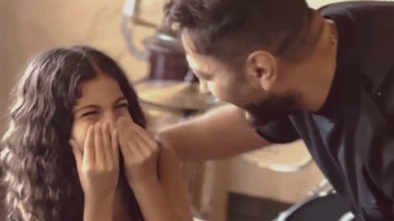 تامر حسني يفاجئ طفلة معجبة داخل مطعم.. رد فعلها مؤثر جدا تامر حسني يفاجئ طفلة معجبة داخل مطعم.. رد فعلها مؤثر جدا