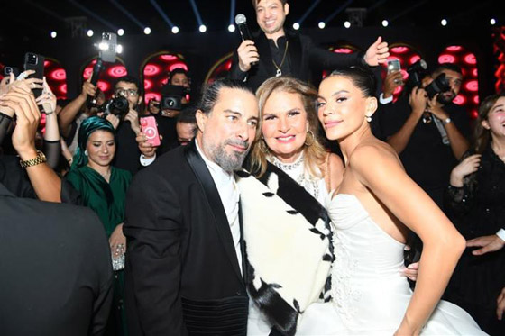 صورة رقم 2 - موقف محرج بجحفل زفافهما: سقوط المخرج هادي الباجوري وعروسه! وفارق السن بينهما 21 عاما!  صورة رقم 2 - موقف محرج بجحفل زفافهما: سقوط المخرج هادي الباجوري وعروسه! وفارق السن بينهما 21 عاما!