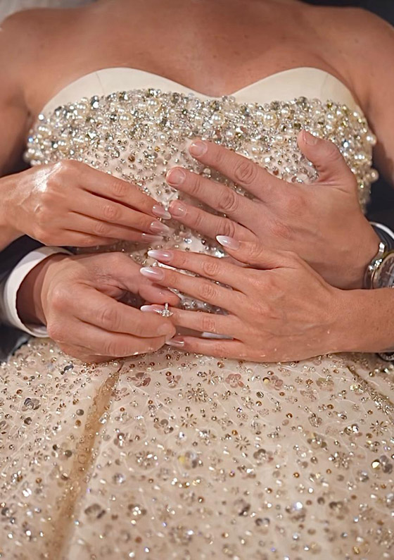 صورة رقم 4 - هيا كرزون شقيقة ديانا كرزون بإطلالة ملكية في حفل زفافها على رجل الأعمال عمر الكيكي صورة رقم 4 - هيا كرزون شقيقة ديانا كرزون بإطلالة ملكية في حفل زفافها على رجل الأعمال عمر الكيكي