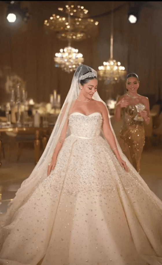 صورة رقم 2 - هيا كرزون شقيقة ديانا كرزون بإطلالة ملكية في حفل زفافها على رجل الأعمال عمر الكيكي صورة رقم 2 - هيا كرزون شقيقة ديانا كرزون بإطلالة ملكية في حفل زفافها على رجل الأعمال عمر الكيكي