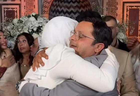 صورة رقم 1 - محمد هنيدي يحتفل بعقد قران ابنته فريدة.. العروس تبكي ووالدها يحتضنها صورة رقم 1 - محمد هنيدي يحتفل بعقد قران ابنته فريدة.. العروس تبكي ووالدها يحتضنها