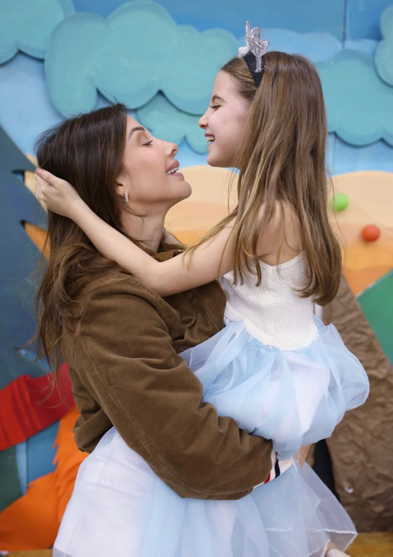 صورة رقم 2 - الطفلة ليا ابنة نانسي عجرم تغني وتخطف القلوب في حفل الكريسماس المدرسي.. فرخ البط عو ام! صورة رقم 2 - الطفلة ليا ابنة نانسي عجرم تغني وتخطف القلوب في حفل الكريسماس المدرسي.. فرخ البط عو ام!