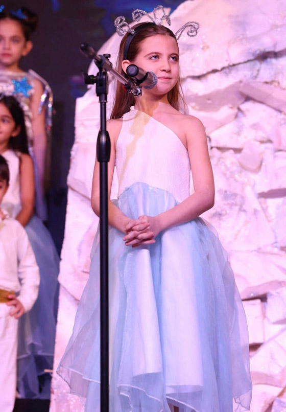 صورة رقم 1 - الطفلة ليا ابنة نانسي عجرم تغني وتخطف القلوب في حفل الكريسماس المدرسي.. فرخ البط عو ام! صورة رقم 1 - الطفلة ليا ابنة نانسي عجرم تغني وتخطف القلوب في حفل الكريسماس المدرسي.. فرخ البط عو ام!