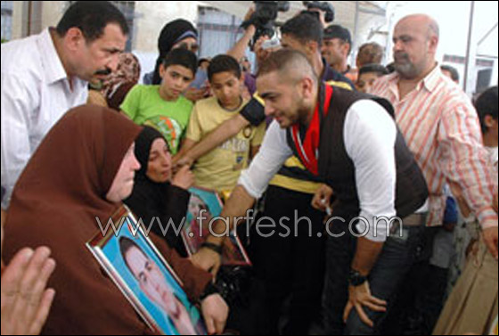 صورة رقم 9 - بالصور.. تامر حسني يكر م أسر الشهداء وسط حالة من الشجن! صورة رقم 9 - بالصور.. تامر حسني يكر م أسر الشهداء وسط حالة من الشجن!
