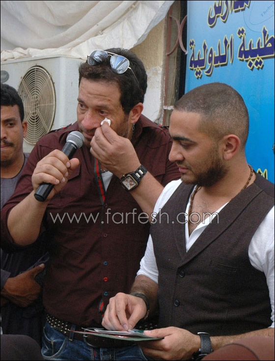 صورة رقم 5 - بالصور.. تامر حسني يكر م أسر الشهداء وسط حالة من الشجن! صورة رقم 5 - بالصور.. تامر حسني يكر م أسر الشهداء وسط حالة من الشجن!