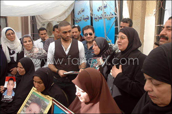 صورة رقم 7 - بالصور.. تامر حسني يكر م أسر الشهداء وسط حالة من الشجن! صورة رقم 7 - بالصور.. تامر حسني يكر م أسر الشهداء وسط حالة من الشجن!