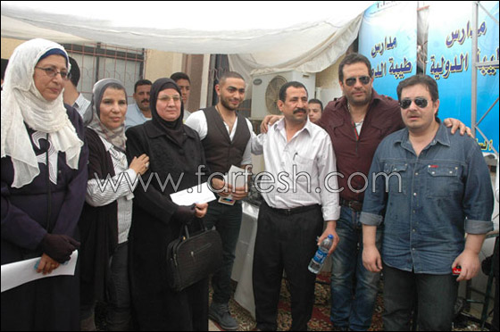 صورة رقم 6 - بالصور.. تامر حسني يكر م أسر الشهداء وسط حالة من الشجن! صورة رقم 6 - بالصور.. تامر حسني يكر م أسر الشهداء وسط حالة من الشجن!