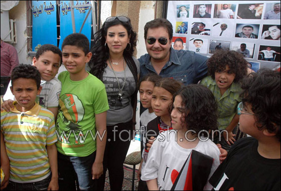 صورة رقم 3 - بالصور.. تامر حسني يكر م أسر الشهداء وسط حالة من الشجن! صورة رقم 3 - بالصور.. تامر حسني يكر م أسر الشهداء وسط حالة من الشجن!