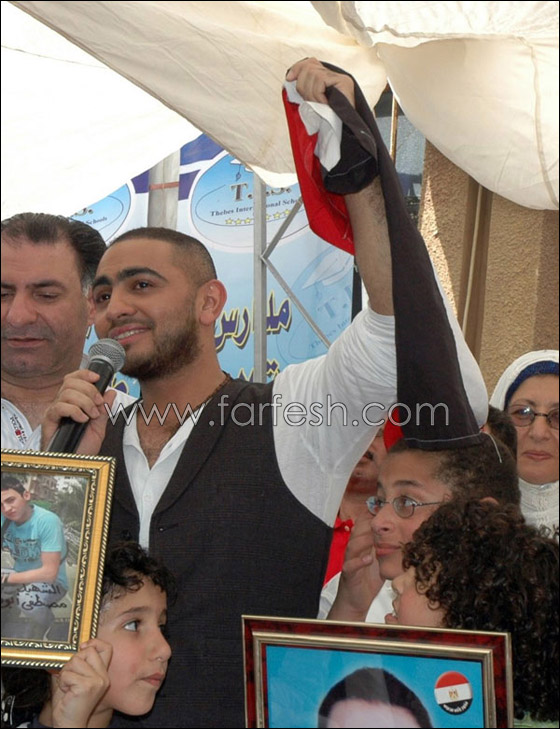 صورة رقم 8 - بالصور.. تامر حسني يكر م أسر الشهداء وسط حالة من الشجن! صورة رقم 8 - بالصور.. تامر حسني يكر م أسر الشهداء وسط حالة من الشجن!