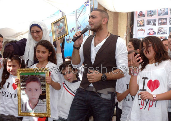 صورة رقم 2 - بالصور.. تامر حسني يكر م أسر الشهداء وسط حالة من الشجن! صورة رقم 2 - بالصور.. تامر حسني يكر م أسر الشهداء وسط حالة من الشجن!