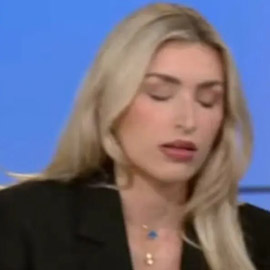 إغماء ضيفة على الهواء في بث مباشر.. ورد فعل المذيع تثير الجدل!