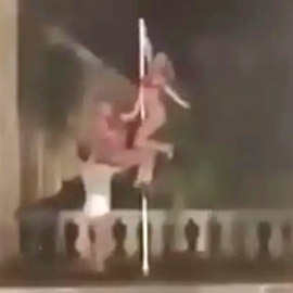 فضيحة في اليونان.. راقصات عمود بملابس شفافة قصيرة أمام قصر تاريخي  ..