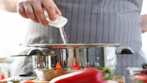 أضفتم الكثير من الملح إلى الطعام؟ إليكم 10 حيل لمعالجة الخطأ!