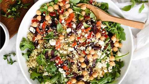 وصفة سلطة السبانخ والحمص والكينوا