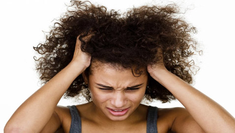 شعركم أيضا قد يؤلمكم.. تعرفوا على مشاكل فروة الرأس وطرق علاجها