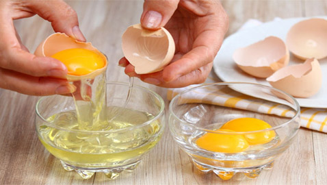 الفرق الصحي بين صفار البيض وبياضه وفوائدهما.. متى يستخدمان بالطهي؟
