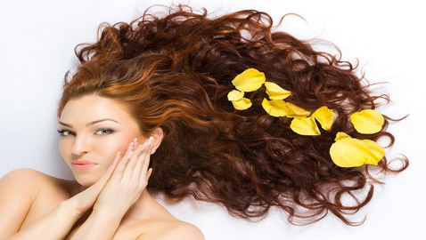 إليكم 4 خلطات أقنعة منزلية تعتني بأنواع الشعر المختلفة هذا الربيع